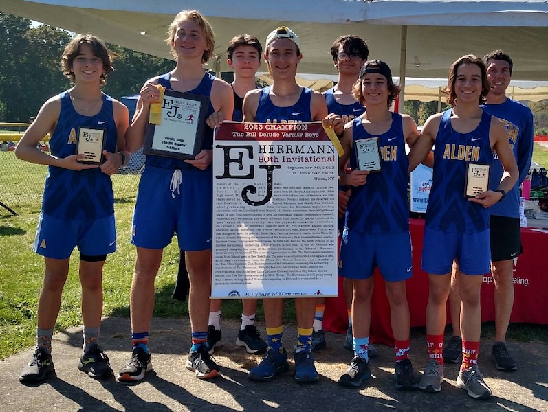 Image of the Bill DeLude Boys Varsity winning team Alden